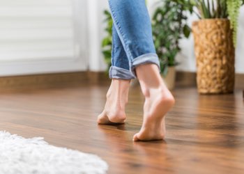 Photo d'illustration : une personne marche sur un parquet