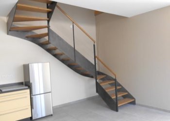 Photo d'illustration : un escalier design posé récemment