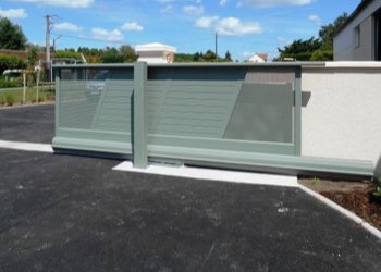 Portail motorisé posé par Franck Barras, menuiserie dans le Loir-et-Cher