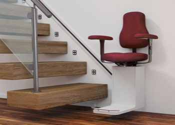 Photo d'illustration : un monte escalier pour senior et pmr